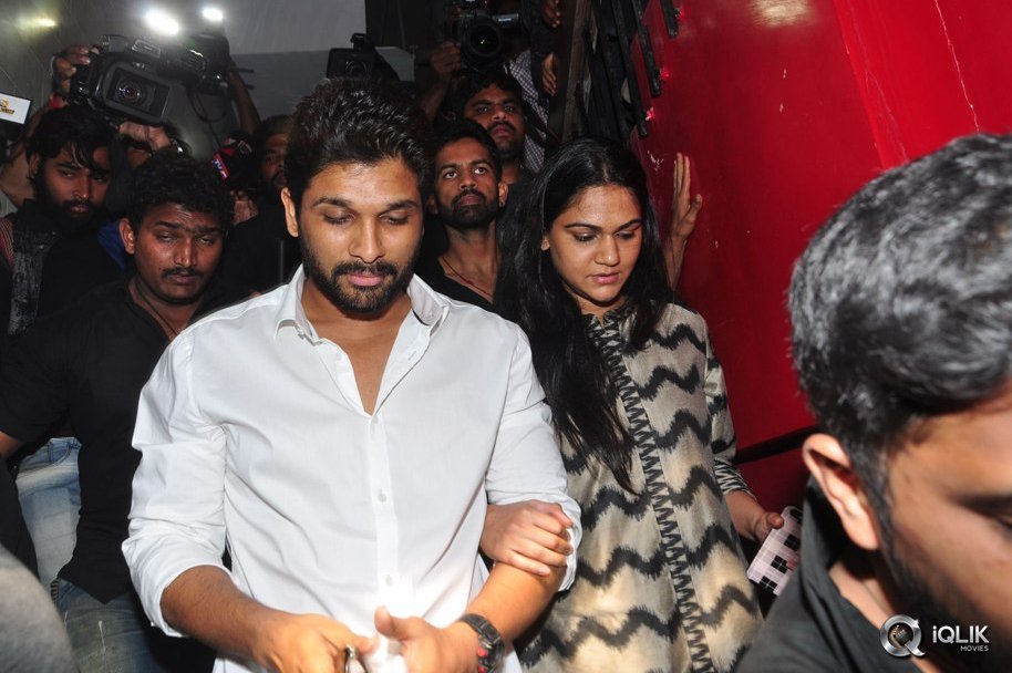 Allu-Arjun-at-Khaidi-No-150-Movie-Screening